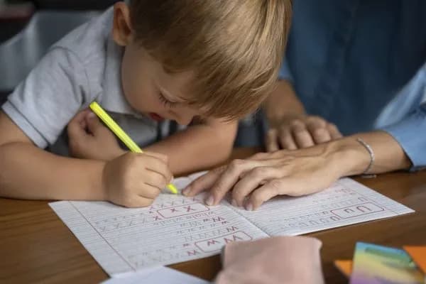 Jak nauczyć dziecko pisać wypracowanie: 8 skutecznych metod