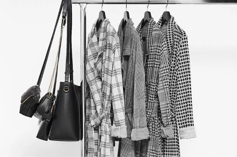 Płaszcze w kratę – modowy hit czy przeżytek? Sprawdź najnowsze trendy