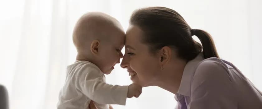 Kiedy dziecko samo siada? Poznaj kluczowe etapy rozwoju małego bohatera