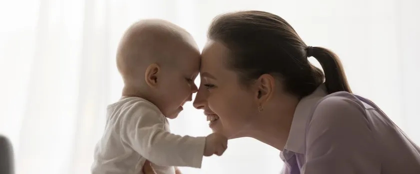 Kiedy dziecko samo siada? Poznaj kluczowe etapy rozwoju małego bohatera