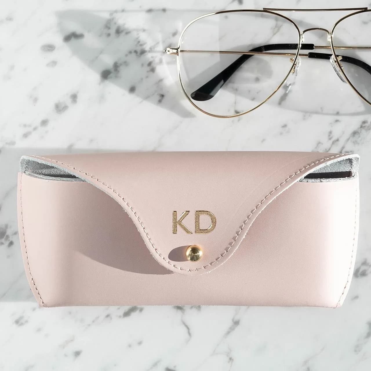 Eleganckie etui na okulary damskie: jak wybrać idealne?