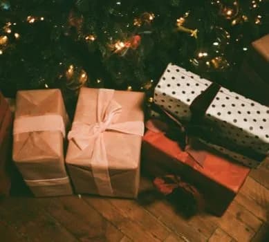 Kiedy podkłada się prezenty pod choinkę? Polska tradycja
