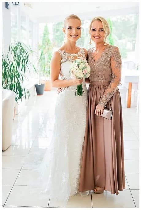 Eleganckie sukienki na ślub córki: 9 porad dla matki panny młodej