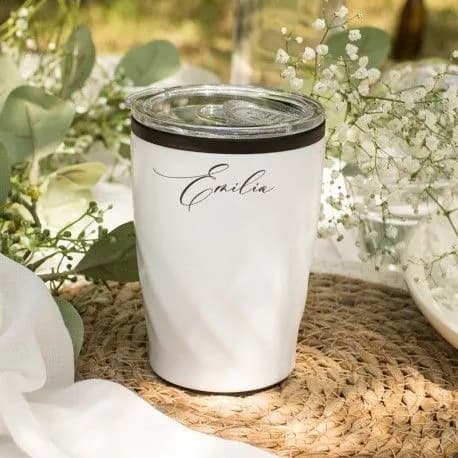 Elegancki kubek termiczny: stylowy towarzysz Twoich podróży i pracy