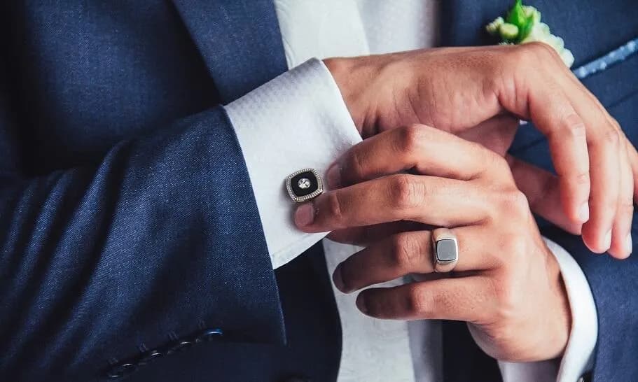 Modne sygnety: Czy warto nosić ten klasyczny dodatek w nowoczesnym stylu?