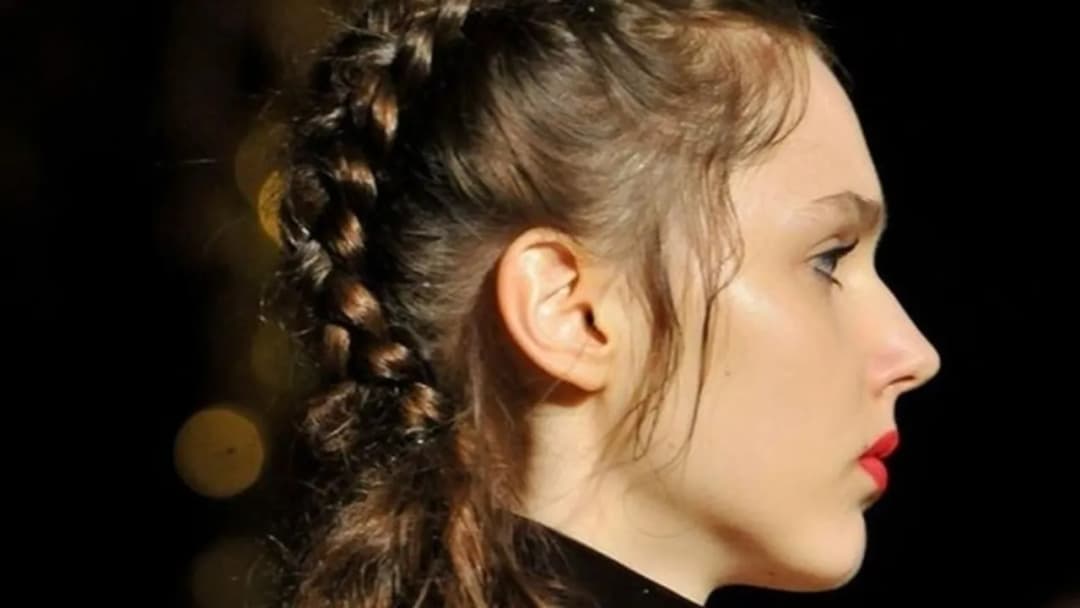 Warkocze krok po kroku: Proste triki na modne fryzury dla każdej długości włosów