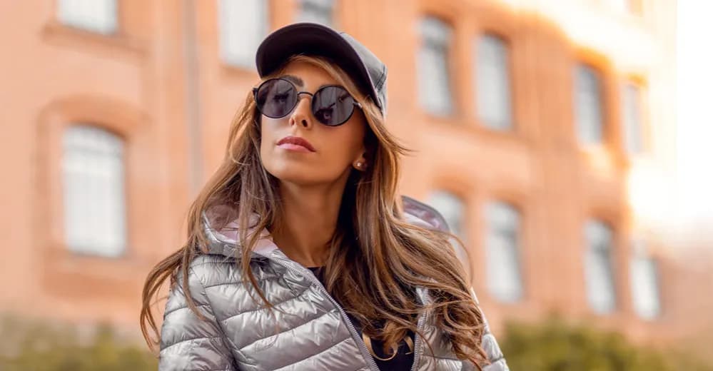 Eleganckie czapki damskie zimowe z daszkiem: style i porady