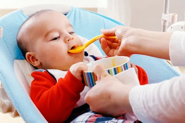 Ile posiłków dla 4-miesięcznego niemowlęcia? Prawdziwe zasady żywienia