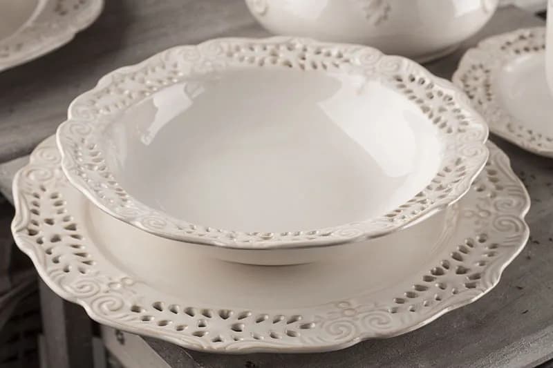 Elegancka zastawa stołowa na 12 osób: Jak wybrać idealny serwis bez przepłacania