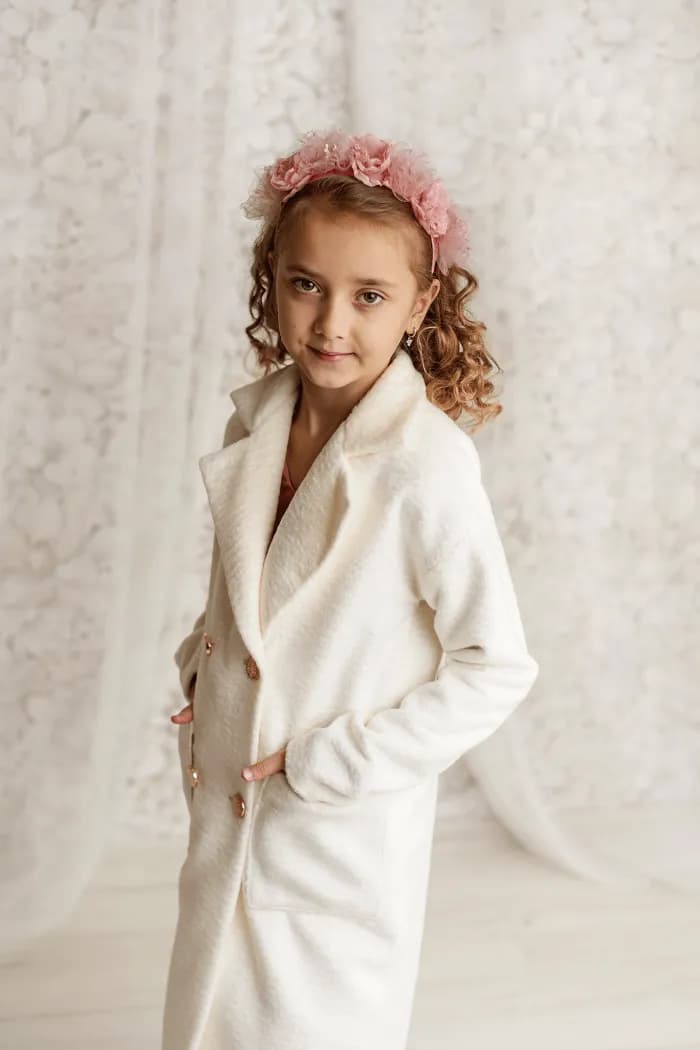 Elegancki płaszczyk dla dziewczynki: modne stylizacje bez wpadek